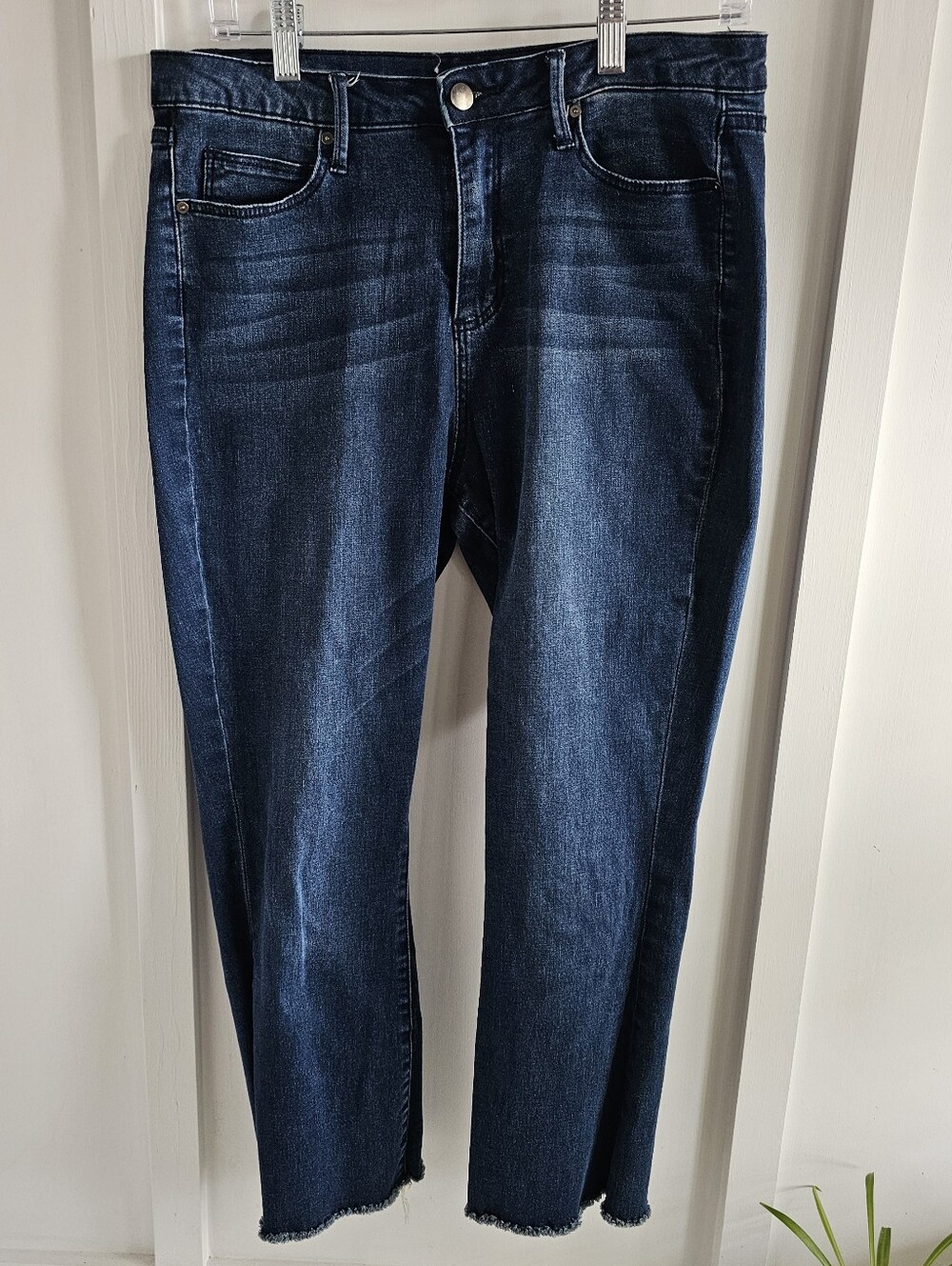 JustFab High Rise Dark Rinse Cropped Distressed Hem Stretch Jeans Size 30